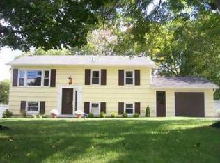 910 Pinnacle Rd, Henrietta, NY 14467