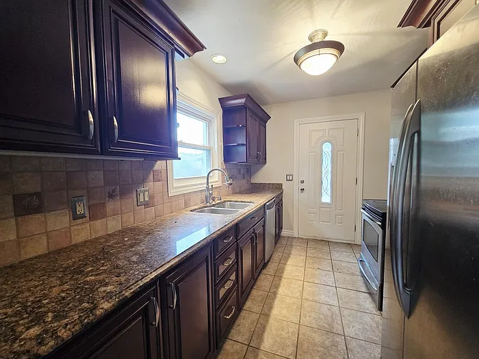 1037 Birchwood Ave — Photo 6