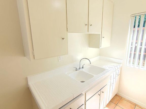 3rd image of 2828 Rowena Ave #21