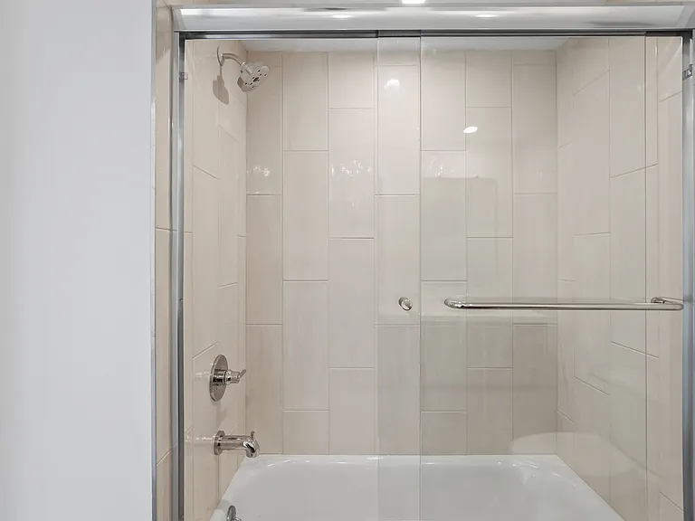 Bathroom with Shower Bath with Glass Door