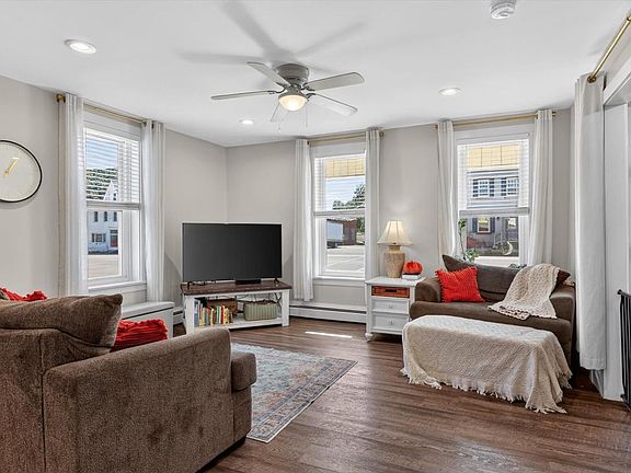 3rd image of 176 Market St