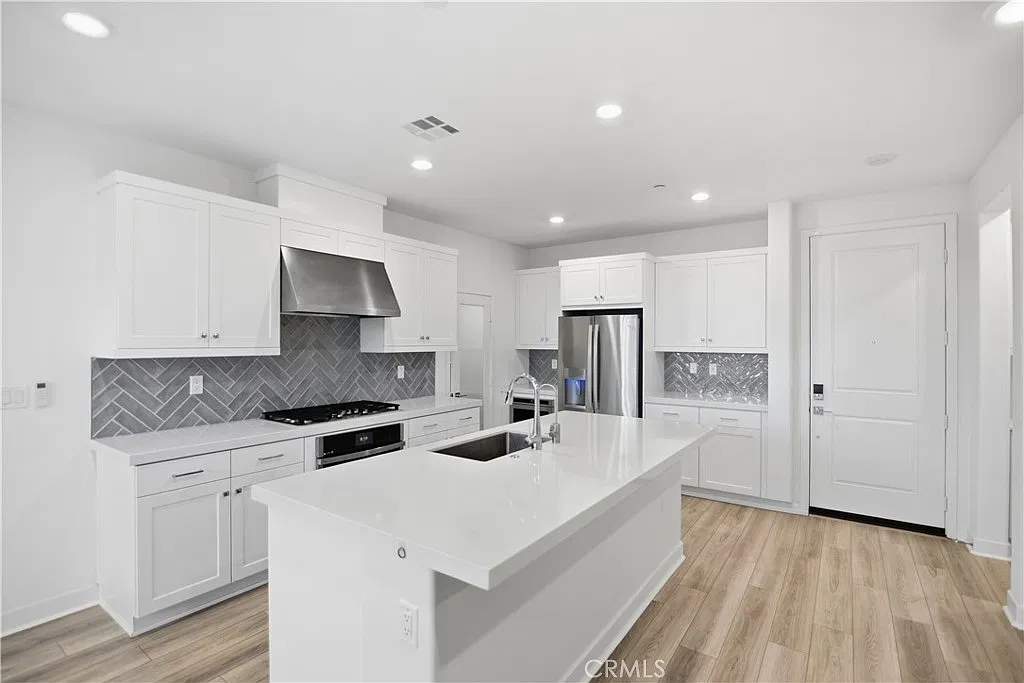 3 bed, 2.5 bath, 1637 sqft, $3,600 — Photo 3