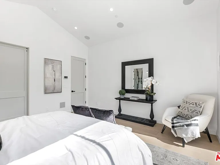 14602 Morrison St — Photo 12