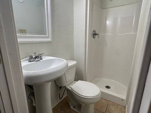 3rd image of 999 Overhill Dr