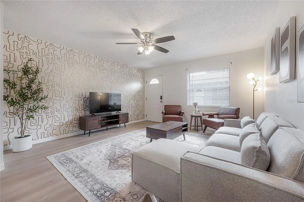 2 bed, 1.0 bath, 864 sqft, $1,875 — Photo 2