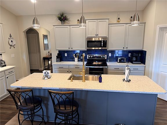 3rd image of 203 Legacy Ln
