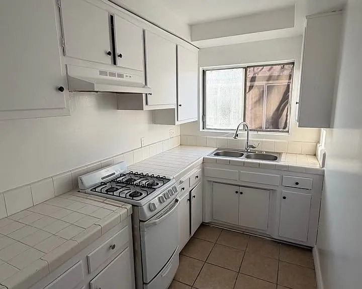 12616 Doty Ave #F — Photo 9