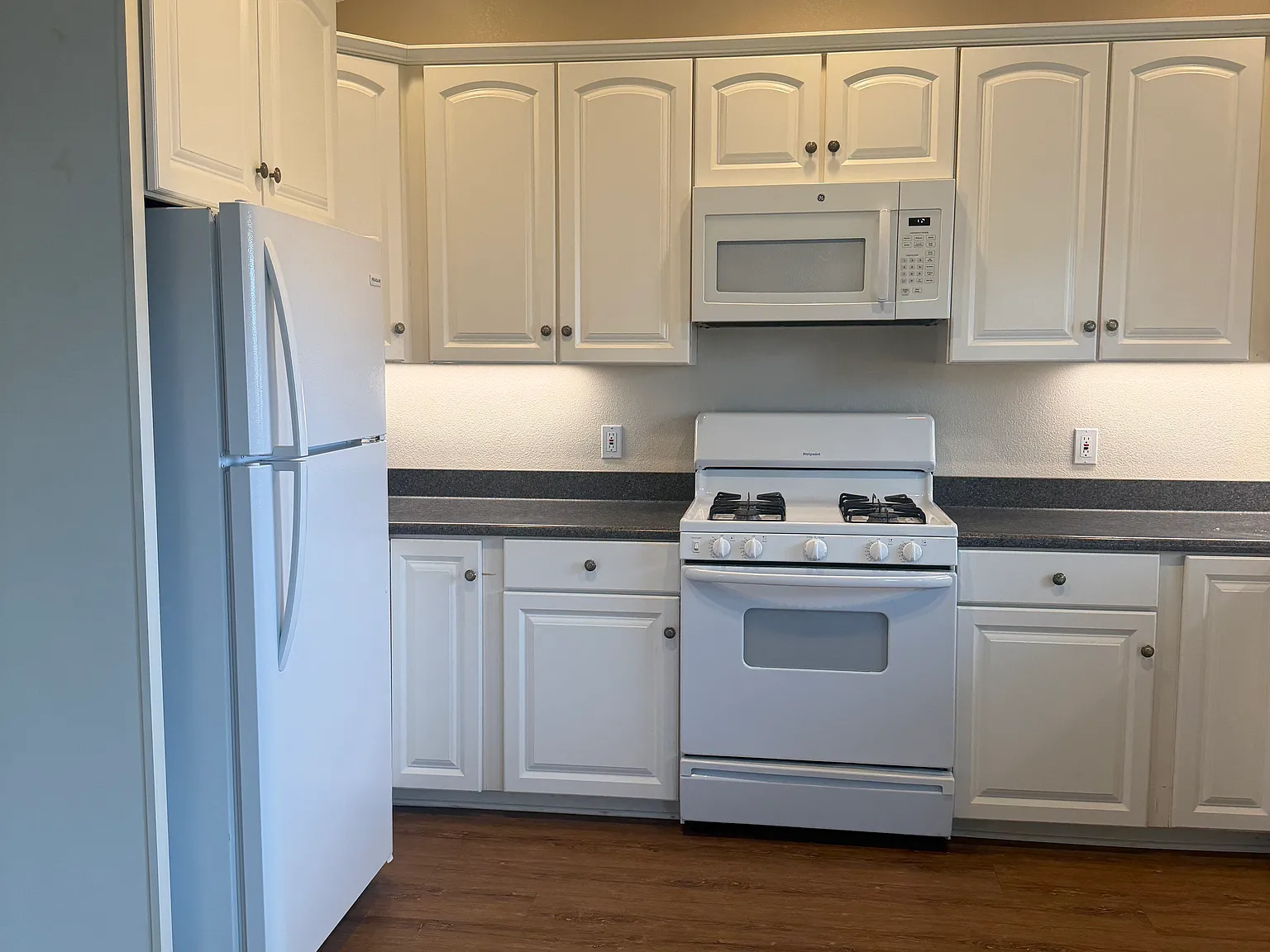3 bed, 2.5 bath, 1800 sqft, $5,000 — Photo 2
