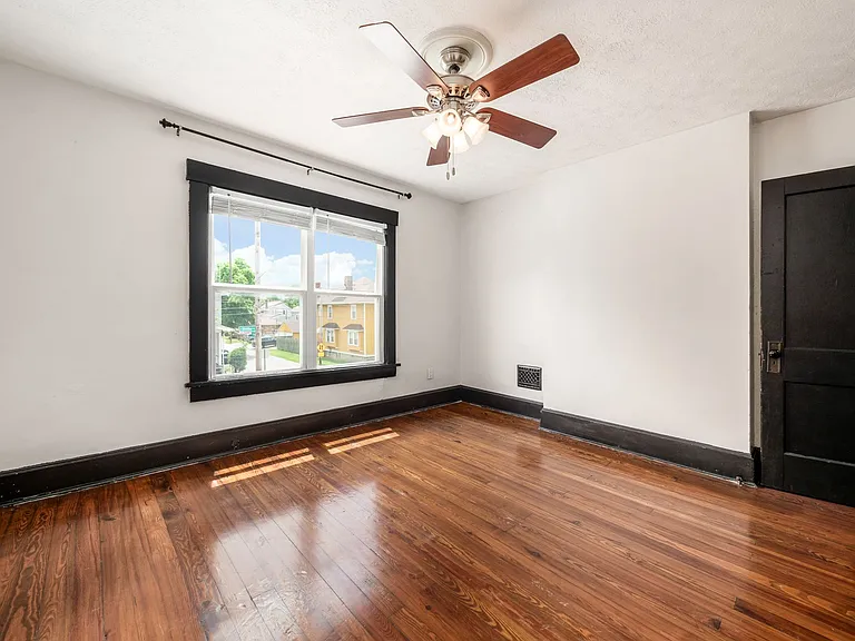 662 E Whittier St #662 — Photo 11