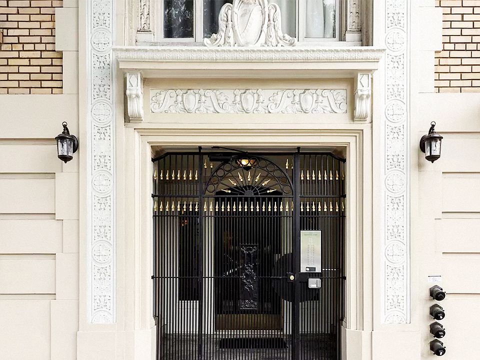 Main entrance door of the apartment building at 2121 Sacramento St, San Francisco, CA 94109, USA