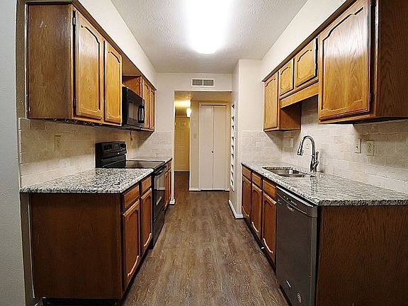 5th image of 923 Whitewater Trl