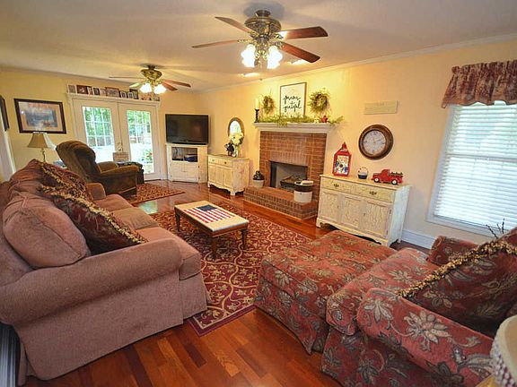 4th image of 1202 Heritage Ln E