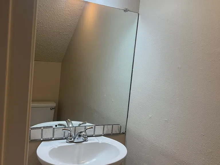 909 Castle Heights Dr #B — Photo 10