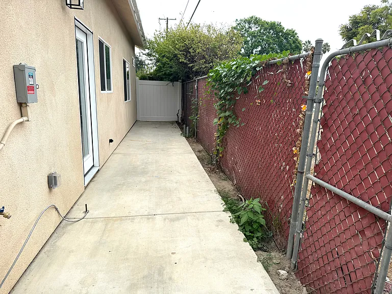 Bixby Ave — Photo 30