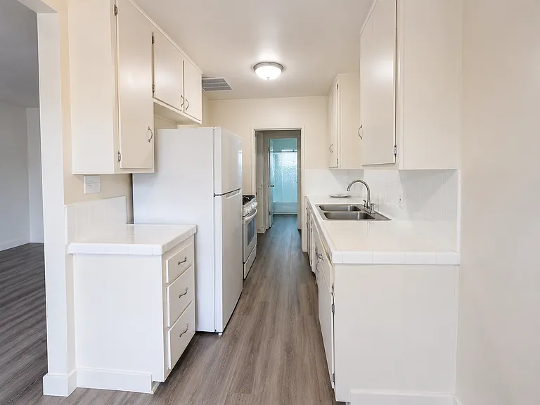 111-115 E Beach Ave — Photo 11