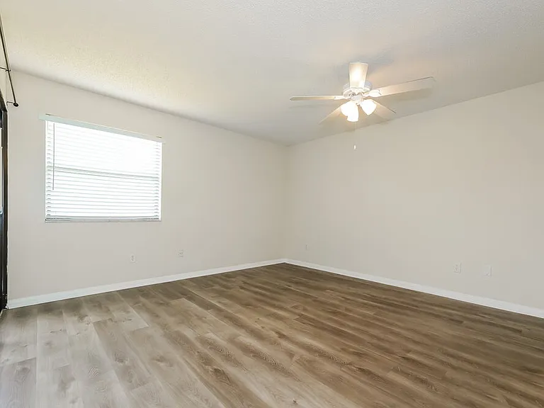 304 Lakeview Dr E — Photo 8