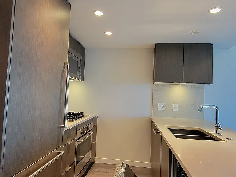 112 E 13th St #605 — Photo 18