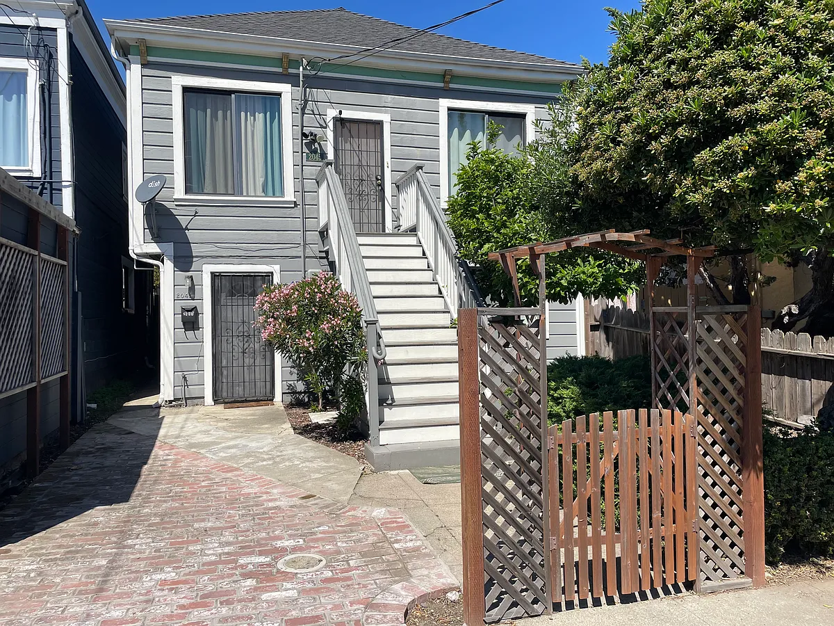 Building Photo - 2047 20th Ave