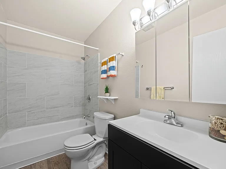1305 Estes St — Photo 8