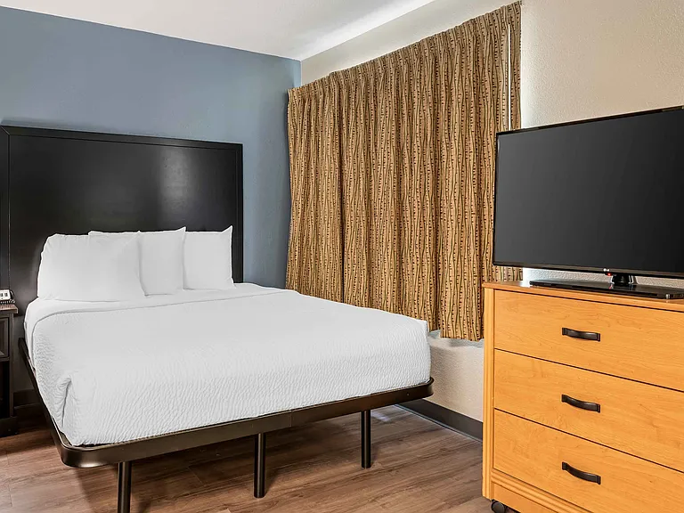 Deluxe Studio - 1 Queen Bed
