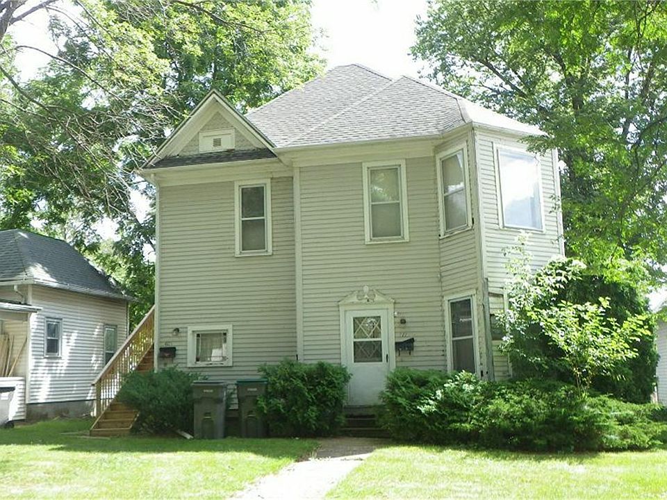 1st image of 411 1/2 1st Ave NE