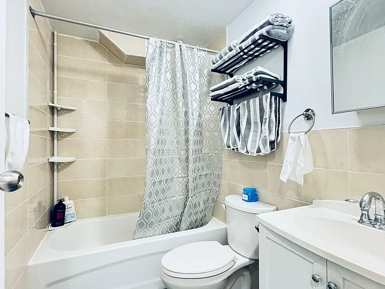 629 Bathurst St — Photo 6