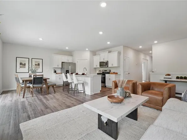 10293 Sorano Dr, Peculiar, MO 64078