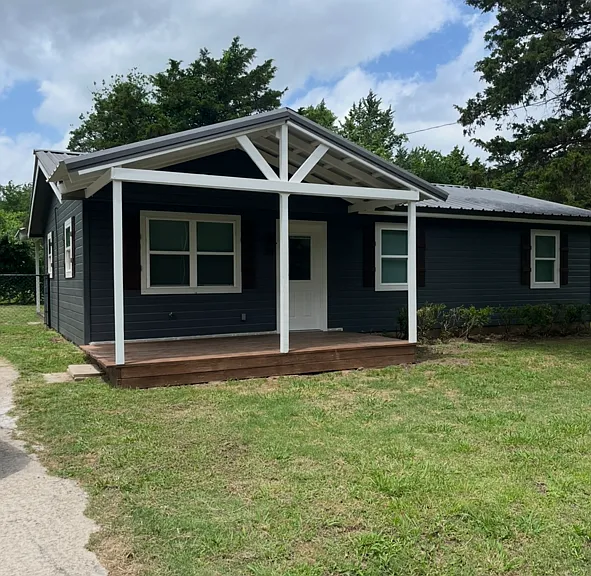 321 Mimosa Dr — Photo 1