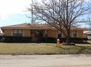 1001 E Wichita St, Henrietta, TX 76365