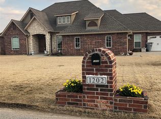 1202 SW 23rd St, Wagoner, OK 74467