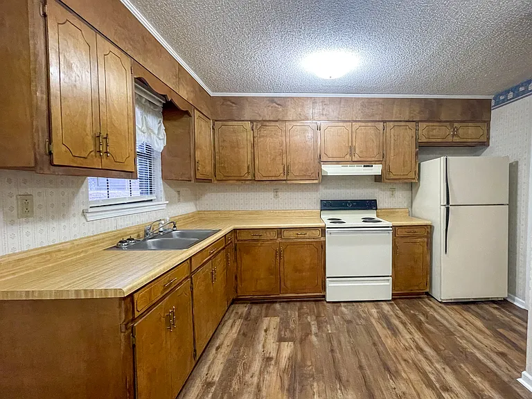 1985 Highway 2 E #B — Photo 6