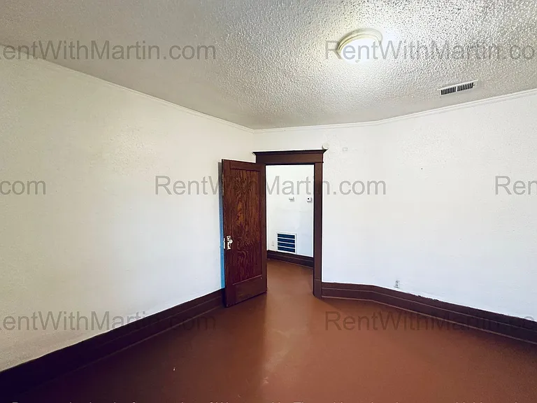 820 W 2nd St — Photo 10