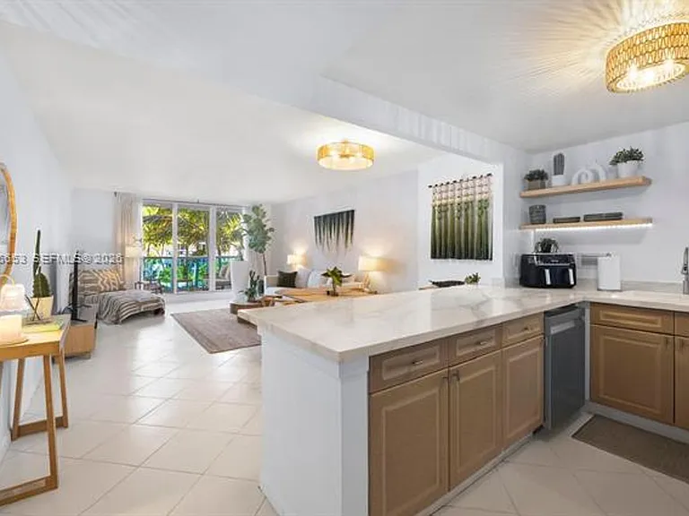 2301 Collins Ave #519 — Photo 4