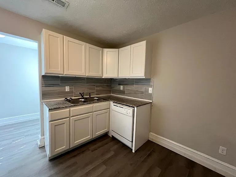 222D Woodrow St — Photo 5