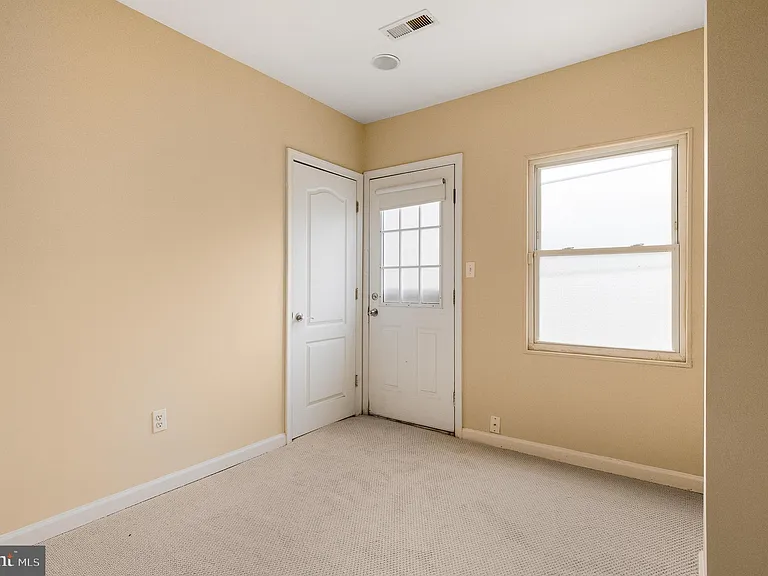 1123 W Lombard St — Photo 24
