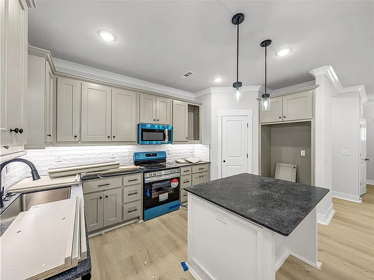 100 Selkirk Dr — Photo 3