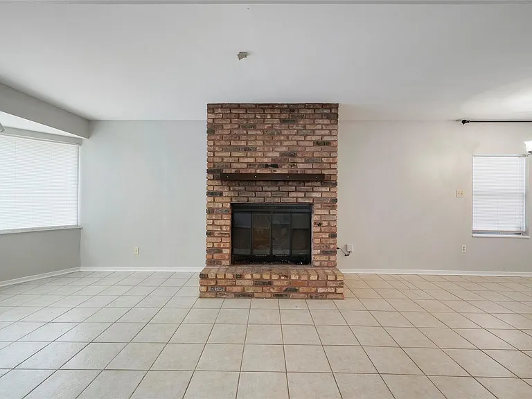930 W 42nd St — Photo 12