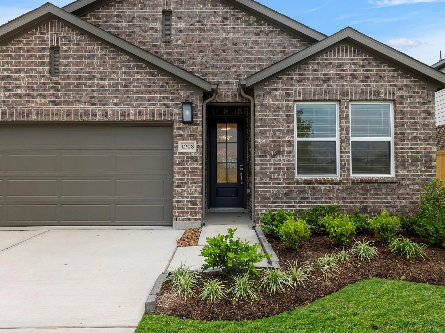 3 bed, 2.0 bath, 1764 sqft, $3,100 — Photo 2