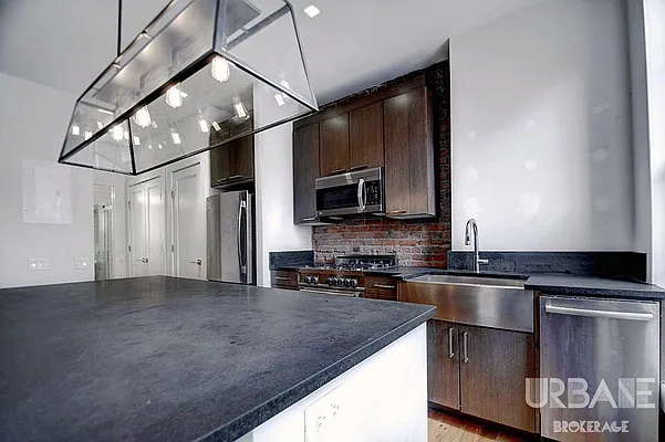 Rented by Urbane Brokerage | media 25