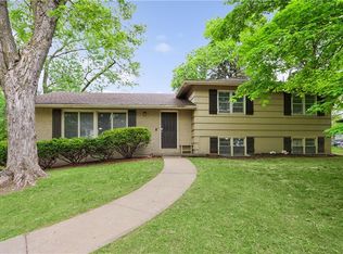 6155 NE Circle View Dr, Kansas City, MO 64118