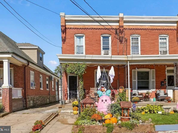 568 Hermitage St, Philadelphia, PA 19128