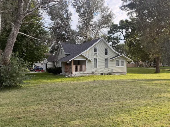 340 Farnham Ave, Farnhamville, IA 50538
