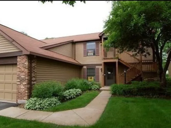 379 Sandhurst Cir, Glen Ellyn, IL 60137