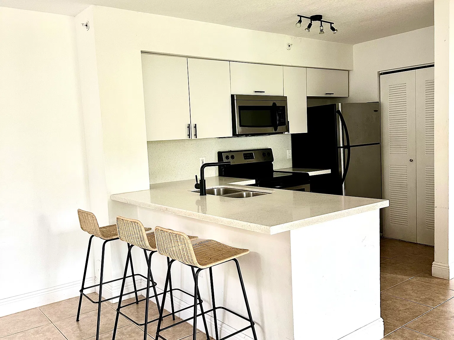 1 bed, 700 sqft, $1,960 — Photo 3