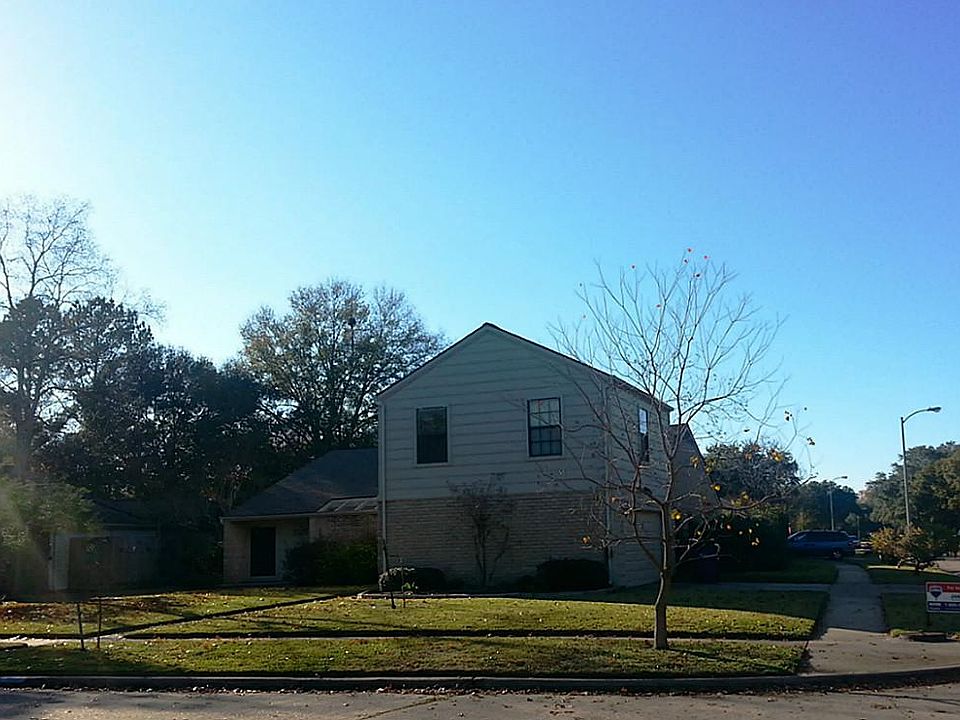 Corner Lot with a pool and 2 masters!