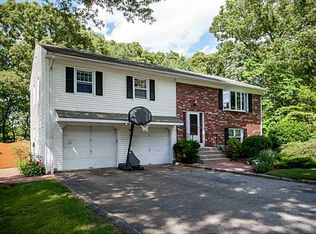 61 Quaid Ln, Warwick, RI 02886