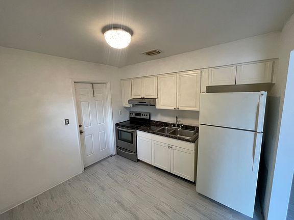 4th image of 563 NW 17th Pl E