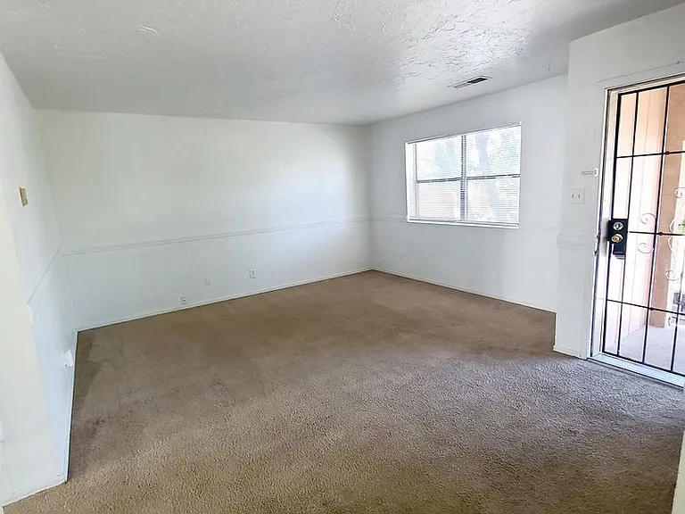 3504 Tulane Dr Ne — Photo 2