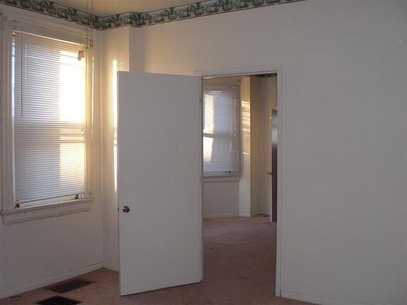 5th image of 304 Oak St