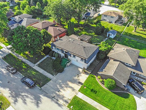 3rd image of 8834 W 98th St